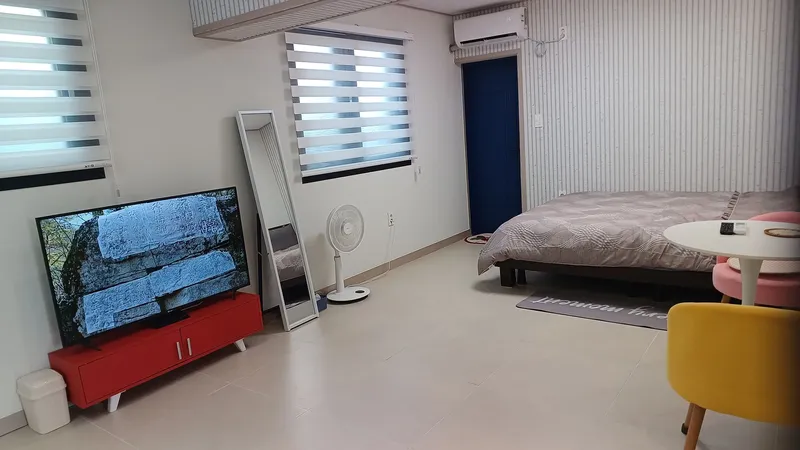 [제주 구좌] 평대 해변이 120미터, 돌담이 정겨운 마을안 신축 농가주택 B동 9
